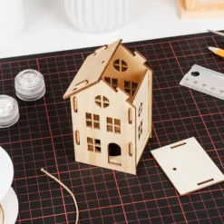 Haus aus Holz, zum Zusammenstecken, Design 2, 7cm x 6,1cm x 11cm
