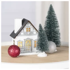 LED-Haus, graues Dach, mit Lichteffekt-Folie, 9,5cm x 8,2cm x 11cm