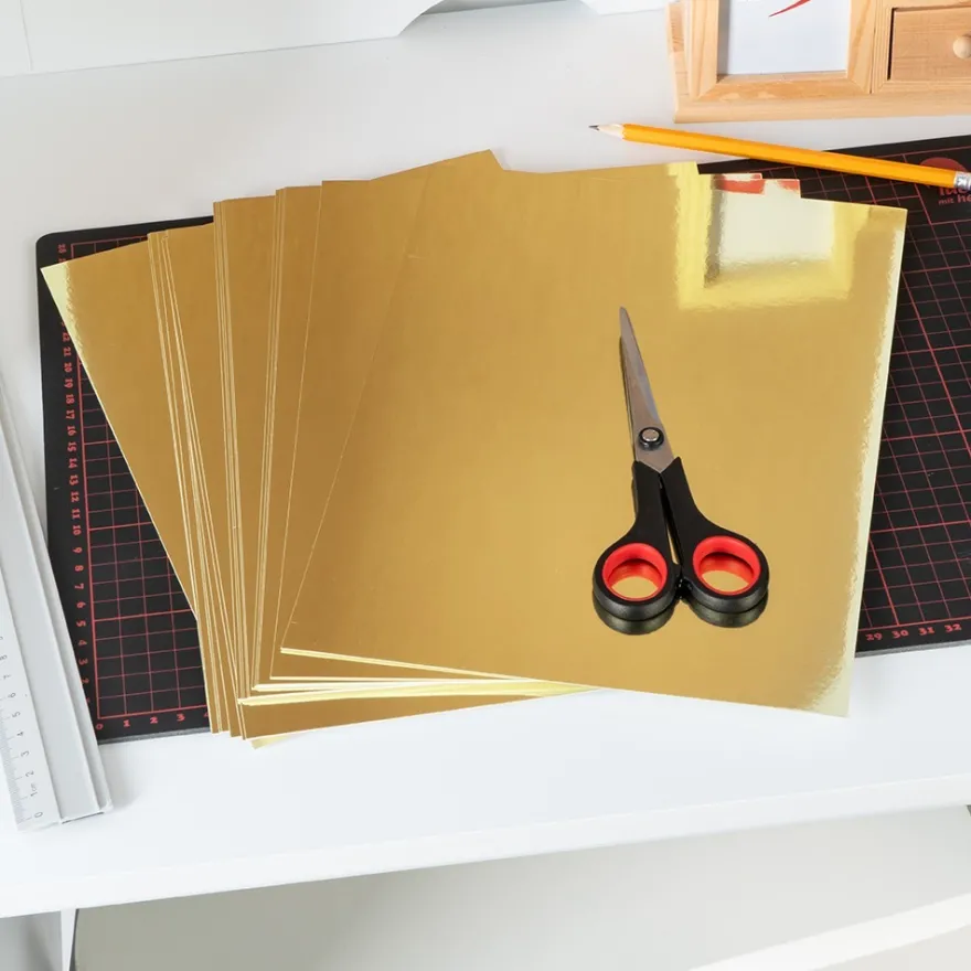 Spiegelkarton, DIN A4, 200g/m², hellgold, weiße Rückseite, 20 Bogen